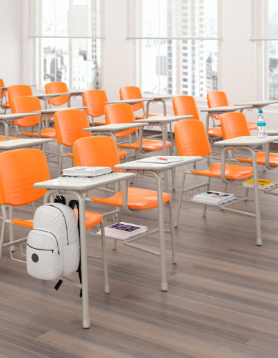 Imagem de sala de aula com cadeiras monobloco Metadil.