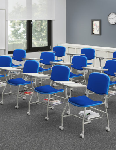 Imagem de sala de aula com cadeiras universitárias Metadil.