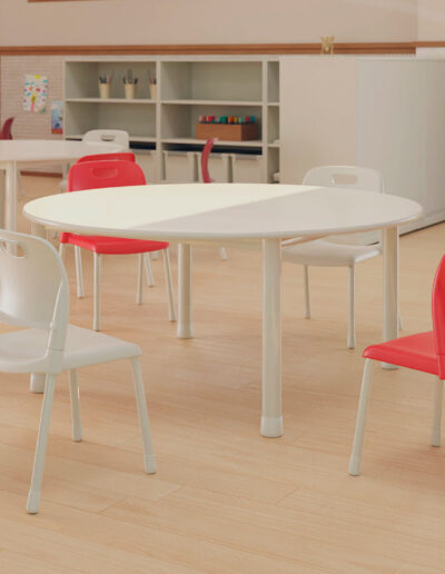 Produtos na imagem: Móveis Escolares - Cadeiras Aria 4711, mesas coletivas 70062, estantes 9041 e mochileiro 9044.